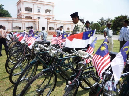 Deretan Basikal Tua yang dihiasi bendera Malaysia dan Negeri Melaka sebagai bukti Patriotisme mempertahankan Kemerdekaan Negara
