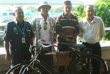 Mr. GB tiba di Muar. Gambar kenangan bersama "orang kuat" Kelab Basikal Klasik Muar, Johor